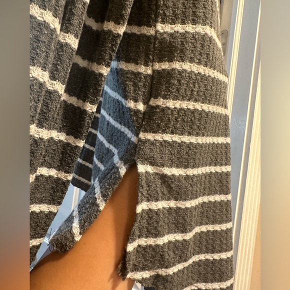 Rue 21 Women’s XL Grey Striped Long sleeve V neck Waffle Stretch - Picture 3 of 3